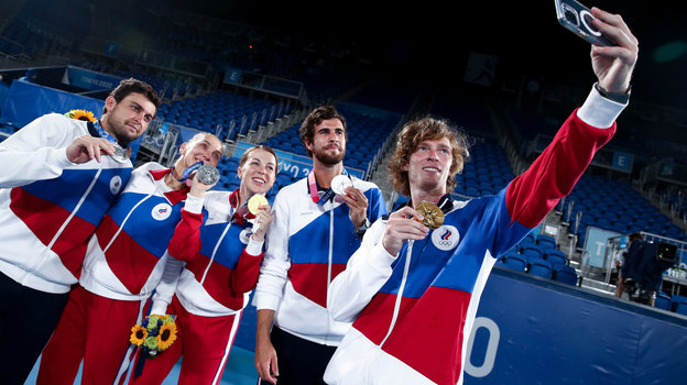 1 августа. Токио. Слева направо: Аслан Карацев, Елена Веснина, Анастасия Павлюченкова, Карен Хачанов (серебро в соревновании мужчин) и Андрей Рублев.