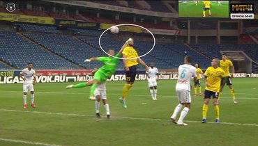 В ворота «Зенита» ошибочно не назначен пенальти: Кержаков ударил по голове Комличенко.