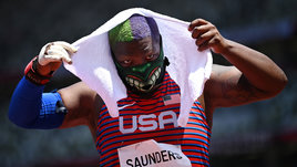 Темнокожая легкоатлетка из США показала букву X и плюет на санкции. Что она хочет этим сказать?