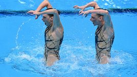 Российским синхронисткам путают музыку, а они троллят МОК купальниками. Что не так с олимпийским турниром?