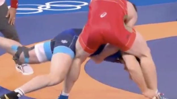 Армянский борец правой рукой слегка зацепил ногу россиянина. Армянский борец правой рукой слегка зацепил ногу россиянина.