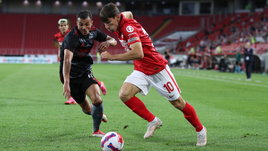 В ворота «Спартака» не назначены три пенальти. Один гол «Бенфики» засчитан ошибочно