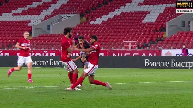 Контакт мяча с рукой Жиго. Контакт мяча с рукой Жиго.