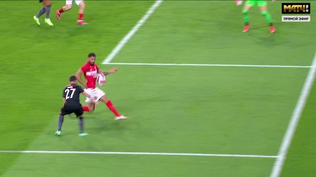 Жиго прервал рукой передачу в штрафную площадь. Жиго прервал рукой передачу в штрафную площадь.