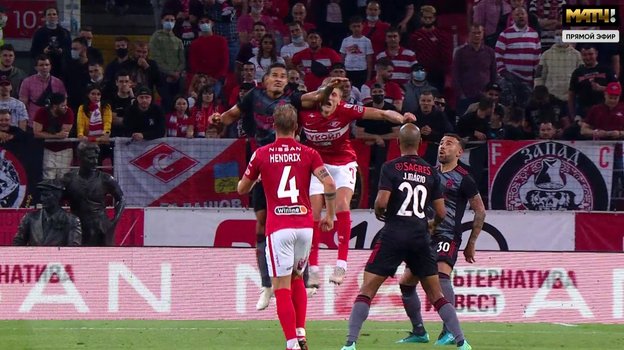 Лукас Вериссиму попал Соболеву левой рукой в лицо. Лукас Вериссиму попал Соболеву левой рукой в лицо.