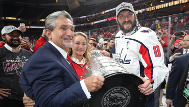 Тед Леонсис и Александр Овечкин с Кубком Стэнли.