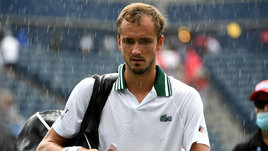 У Медведева сложности после Олимпиады. Снова ругается с судьей и может упасть в рейтинге