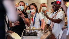 Ашрам прибыла в Израиль под грохот барабанов. После этого Линой удалилась из соцсетей