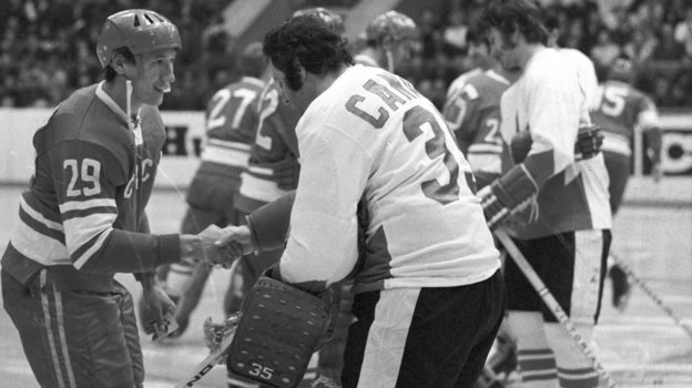 Вратарь канадской сборной Тони Эспозито и нападающий советской сборной Александр Мартынюк обмениваются рукопожатием перед началом игры. Москва, 1972 год. Фото Дмитрий Донской / РИА Новости Вратарь канадской сборной Тони Эспозито и нападающий советской сборной Александр Мартынюк обмениваются рукопожатием перед началом игры. Москва, 1972 год. Фото Дмитрий Донской / РИА Новости