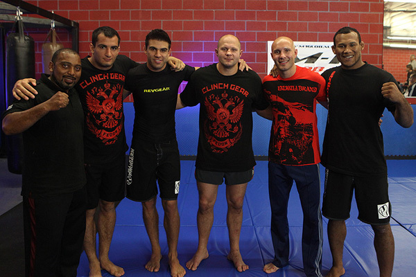 Гегард Мусаси (второй слева), Федор Емельяненко и Жакаре Соуза (крайний справа) после тренировки. Фото Sherdog.com Гегард Мусаси (второй слева), Федор Емельяненко и Жакаре Соуза (крайний справа) после тренировки. Фото Sherdog.com