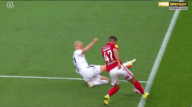 Вячеслав Подберезкин отставленной в сторону правой рукой прервал передачу Романа Зобнина. Вячеслав Подберезкин отставленной в сторону правой рукой прервал передачу Романа Зобнина.