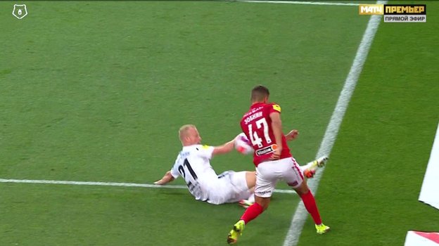 Вячеслав Подберезкин отставленной в сторону правой рукой прервал передачу Романа Зобнина. Вячеслав Подберезкин отставленной в сторону правой рукой прервал передачу Романа Зобнина.