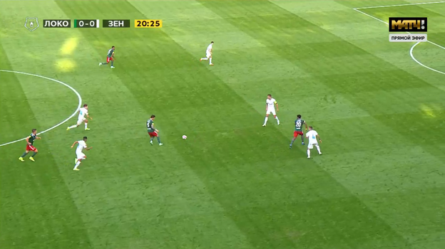«Локомотив» — «Зенит» — 1:1. 21-я минута. Ловрен и Круговой упускают Зе Луиша за спину. Форвард «Локо» бьет в Кержакова. «Локомотив» — «Зенит» — 1:1. 21-я минута. Ловрен и Круговой упускают Зе Луиша за спину. Форвард «Локо» бьет в Кержакова.