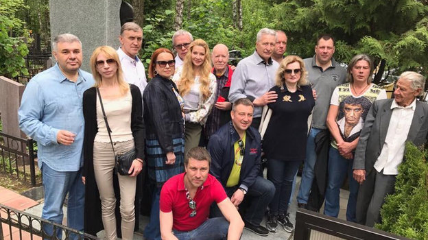 Игорь Еремин (третий слева) у могилы брата. Фото из личного архива семьи Михаила Еремина Игорь Еремин (третий слева) у могилы брата. Фото из личного архива семьи Михаила Еремина