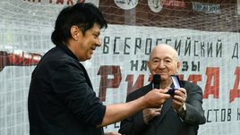 Симонян вручил Дасаеву копию украденной медали Евро-88