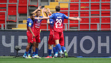 21 августа. Москва. ЦСКА — «Ахмат» — 2:0. Владислав Яковлев принимает поздравления после гола.