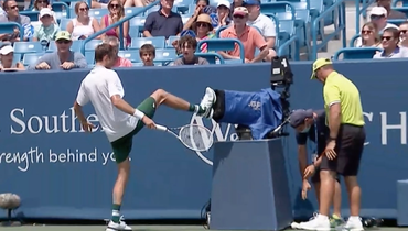 Даниил Медведев бьет ногой по камере во время полуфинального матча турнира в Цинциннати с Андреем Рублевым.