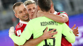 Макаров забивал, Кошарный спасал. Россия обыграла Парагвай по пенальти, и все решится в последнем туре