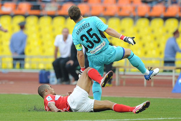 Ровно 10 лет назад в первом тайме дерби «Спартак» — ЦСКА (2:2) нападающий красно-белых Веллитон столкнулся в воздухе с голкипером армейцев Игорем Акинфеевым. Фото Никита Успенский, - Ровно 10 лет назад в первом тайме дерби «Спартак» — ЦСКА (2:2) нападающий красно-белых Веллитон столкнулся в воздухе с голкипером армейцев Игорем Акинфеевым. Фото Никита Успенский, -