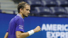 Медведев не стал медлить в начале пути к первому «Шлему». Разгром француза на старте US Open