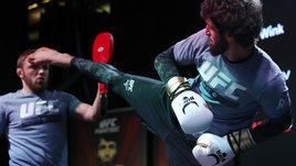 «Несколько дней я спал сидя, чтобы не видеть вертолетики». Как Забит вырубил Алджамейна Стерлинга вертушкой