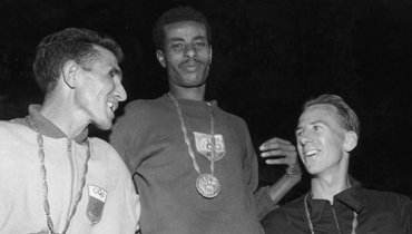 Абебе Бикила (в центре).