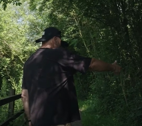 Роща рядом с лужайкой, где живет Джон Фьюри. Роща рядом с лужайкой, где живет Джон Фьюри.