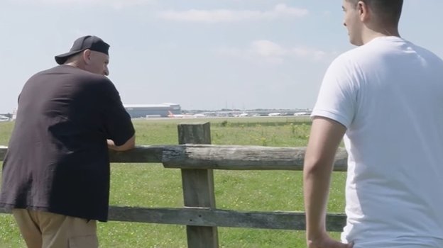 «Я смотрю на самолеты и представляю, как лечу в любую точку планеты. Кроме Америки». «Я смотрю на самолеты и представляю, как лечу в любую точку планеты. Кроме Америки».