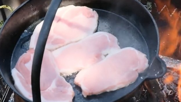 Фьюри-старший жарит отбивные из свинины без масла. Фьюри-старший жарит отбивные из свинины без масла.