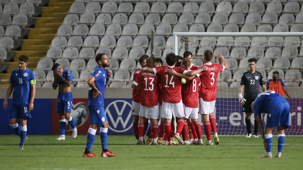 Радость футболистов сборной России после второго гола.