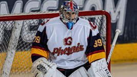 Талантливый Чех талантлив во всем. Знаменитый футбольный голкипер успешно играет в хоккейных воротах