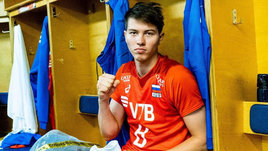 В сборной России 20-летний сын Сергея Тетюхина. Играет под восьмым номером, мечтает об Олимпиаде