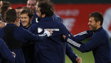 6 сентября. Новогорск. Отлиное настроение на тренировке у футболистов сборной России: Федор Смолов, Георгий Джикия, Алексей Миранчук (справа налево).