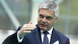 «Девочки, определитесь, какой тренер вам нужен — чудак, который форму сторожит, или лидер?!» Сергей Шишкарев — о сборной