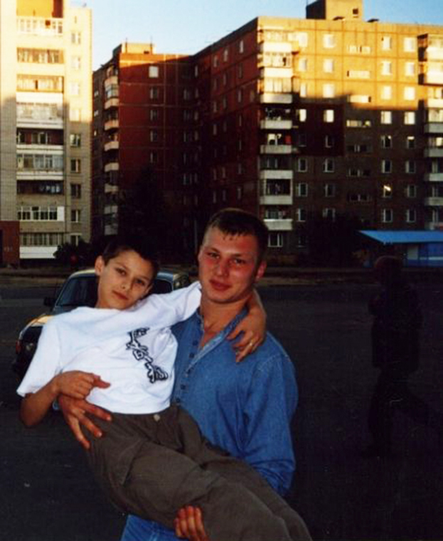 Артём со старшим братом Филиппом. Фото из семейного архива Артём со старшим братом Филиппом. Фото из семейного архива