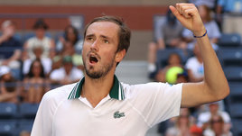 Медведев впервые проиграл сет на US Open-2021, но выполнил программу-минимум. Даниил — в полуфинале
