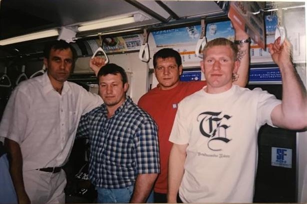 2003 года. Николай Питьков, Владимир Воронов, Александр Емельяненко и Сергей Харитонов в токийском метро. Фото Из архива Николая Питькова (Russian Top Team) 2003 года. Николай Питьков, Владимир Воронов, Александр Емельяненко и Сергей Харитонов в токийском метро. Фото Из архива Николая Питькова (Russian Top Team)