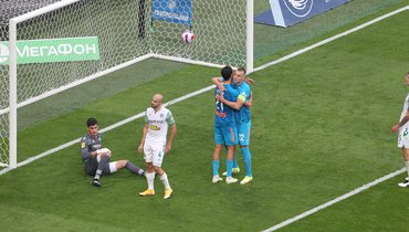 Александр Ерохин и Артем Дзюба празднуют второй гол в ворота «Ахмата».