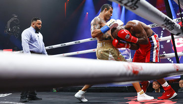 Витор Белфорт в бою с Эвандером Холифилдом.