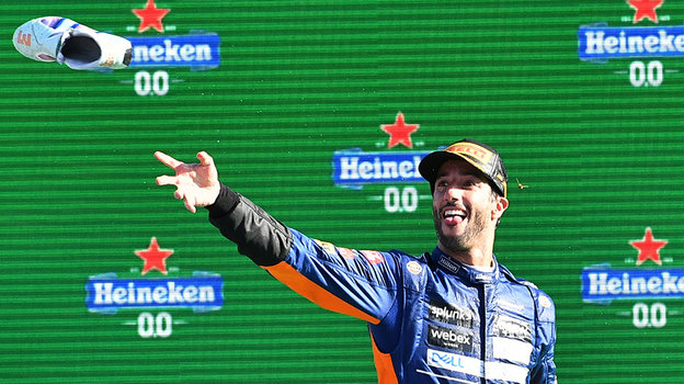 Даниэль Риккьярдо празднует победу со своим любимым ботинком. Фото Reuters Даниэль Риккьярдо празднует победу со своим любимым ботинком. Фото Reuters