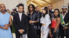 Хэмилтона обвиняют в симуляции травмы. Вместо лечения Льюис отправился на костюмированный бал