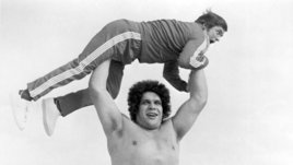 Безумие 70-х: 240-килограммовый рестлер выкинул соперника Мохаммеда Али за канаты, а потом началась драка