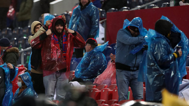 Дождевики пригодились болельщиками.