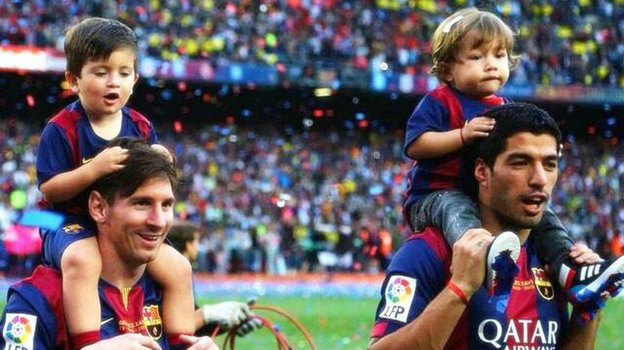 Футболисты Суарес и Месси с детьми на футбольном матче. Футболисты Суарес и Месси с детьми на футбольном матче.
