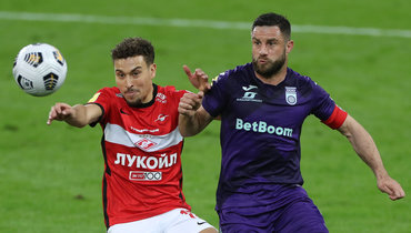 Нападающий «Спартака» Джордан Ларссон и защитник «Уфы» Боян Йокич.