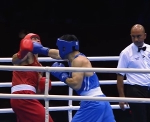 Бетербиев доводит Усику чистый правый прямой. Бетербиев доводит Усику чистый правый прямой.