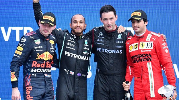 Макс Ферстаппен (слева), Льюис Хэмилтон и Карлос Сайнс (в красном). Фото AFP Макс Ферстаппен (слева), Льюис Хэмилтон и Карлос Сайнс (в красном). Фото AFP