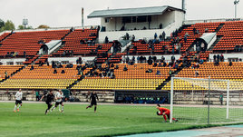 «Это была спланированная акция». Скандал в ФНЛ-2 — более сотни фанатов «Шинника» задержали перед матчем