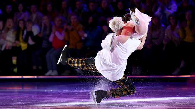 Евгения Медведева и Даня Милохин: падение. Фото Дарья Исаева, «СЭ» / Canon EOS-1D X Mark II Евгения Медведева и Даня Милохин: падение. Фото Дарья Исаева, «СЭ» / Canon EOS-1D X Mark II