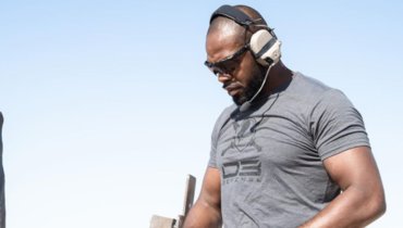 Джон Джонс.